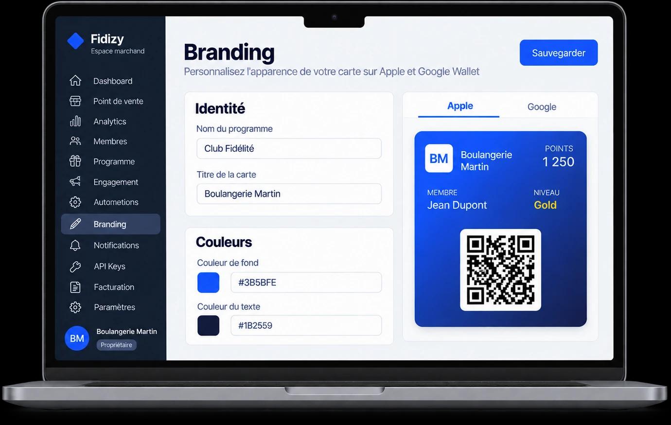 Un ordinateur portable ouvert sur la page Branding de Fidizy : le nom du programme, les couleurs de la carte et l'aperçu de la carte Apple Wallet
